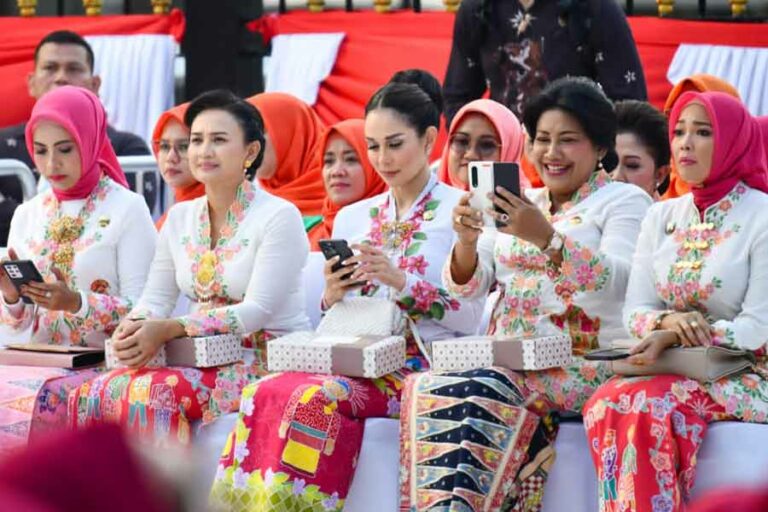 Acara Istana Berkebaya dalam rangka HUT Ke-78 Kemerdekaan RI di depan Istana Negara (foto: Dok Puspen TNI)