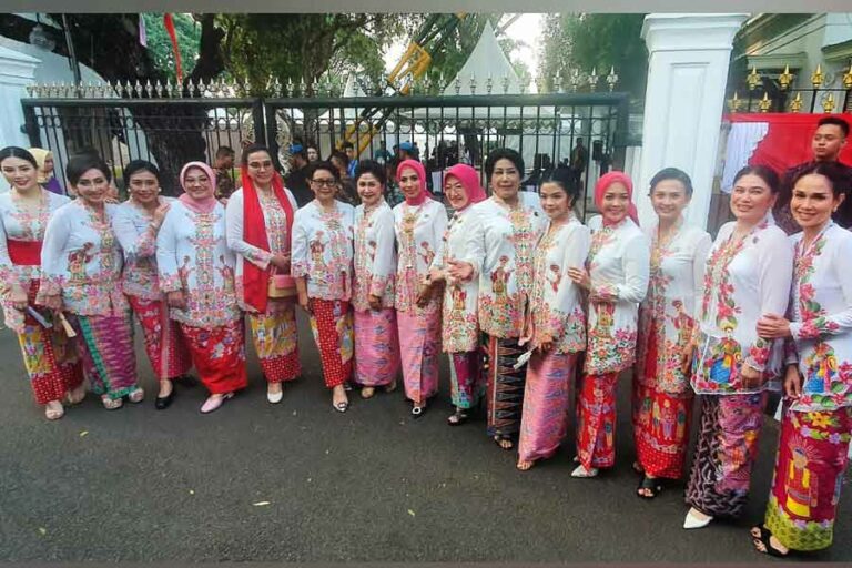 Acara Istana Berkebaya dalam rangka HUT Ke-78 Kemerdekaan RI di depan Istana Negara (foto: Dok Puspen TNI)