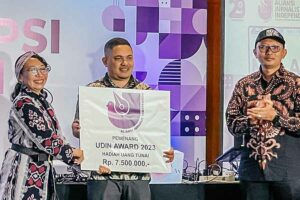 Tayangkan Laporan Kritis Proyek Jalan di Labuan Bajo, Floresa.co Raih Udin Award 2023 Awak Floresa.co, penerima Udin Award 2023 dari Aliansi Jurnalis Independen Indonesia (AJI)