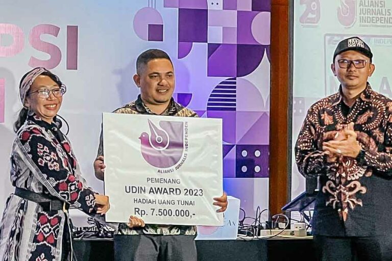Tayangkan Laporan Kritis Proyek Jalan di Labuan Bajo, Floresa.co Raih Udin Award 2023 Awak Floresa.co, penerima Udin Award 2023 dari Aliansi Jurnalis Independen Indonesia (AJI)