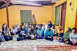 Lestarikan Budaya Srandulan, Mahasiswa Universitas Diponegoro Manfaatkan Teknologi Digital Sejumlah mahasiswa KKN Universitas Diponegoro bersama warga Desa Gebangharjo, Kecamatan Pracimantoro, Kabupaten Wonogiri (foto: Dok Humas Undip)