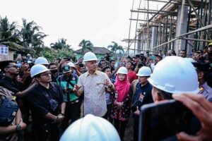 Tinjau Pembangunan Puskesmas Majenang II Cilacap, Ganjar: Ini untuk Masyarakat, Jangan Ada Korupsi Gubernur Ganjar Pranowo meninjau pelaksanaan proyek pembangunan Puskesmas Majenang II Cilacap