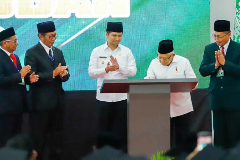 Dampingi Wapres Ma’ruf Amin di IIKNU, Emil Dardak Ajak Mahasiswa Cegah Stunting dan AKI Wagub Emil Dardak saat mendampingi Wapres Ma’ruf Amin meresmikan Gedung Kampus C IIKNU