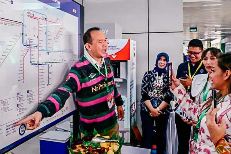 Coba Moda Transportasi LRT bareng Presiden, Cak Lontong: Yang Penting Kita Rawat Bersama! Cak Lontong, salah satu artis Indonesia yang mengikuti uji coba moda transportasi LRT (foto: Dok BPMI Setpres)