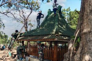 TNI dan Warga Sembungin Tuban Gelar Kerja Bakti Bareng Bersihkan Tempat Pemakaman Umum