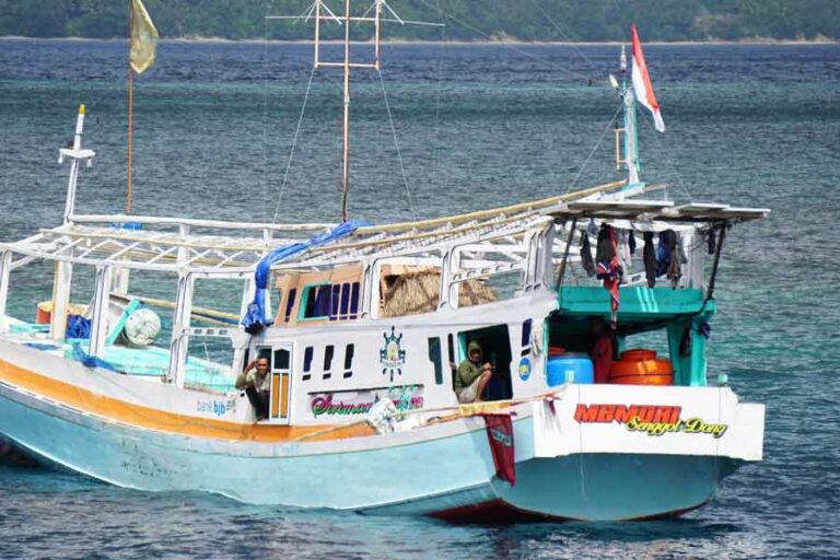 KKP Lakukan Langkah Tegas Tertibkan Kapal Perikanan yang Beroperasi di Luar Batas Zona Salah satu kapal perikanan yang ditertibakn di Perairan Laut Aru. Kapal ini diduga beroperasi tidak sesuai Daerah Penangkapan Ikan