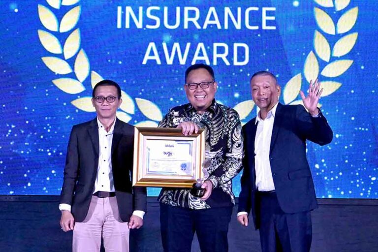 Tugu Insurance Raih Penghargaan Bergengsi di Industri Asuransi Nasional Tugu Insurance, saat menerima penghargaan Infobank Insurance Award 2023 dan Investor Daily Best Insurance Awards 2023 pertengahan tahun ini.