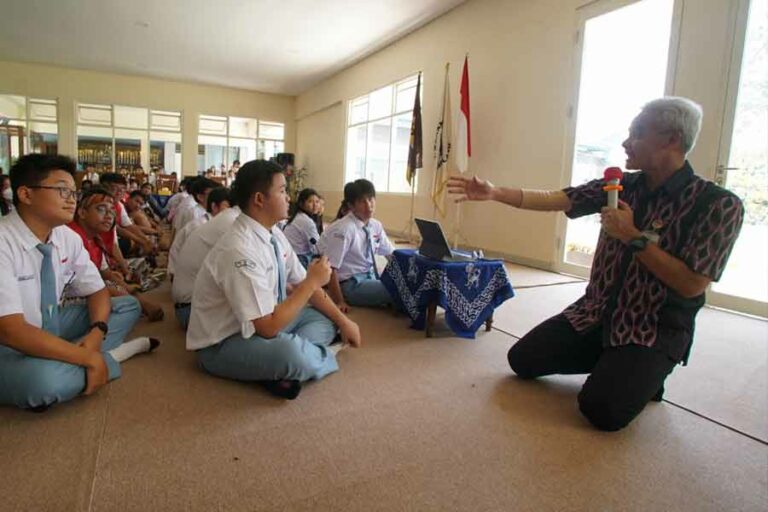 Pertanyaan pada Ganjar saat Hadiri Gubernur Mengajar di SMA: Setelah Pensiun Kami Lapornya Kemana?