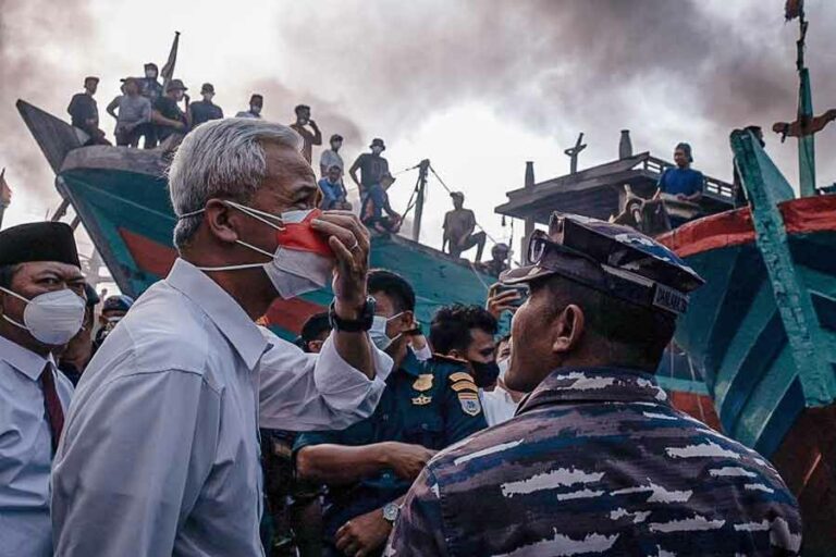 Ganjar Pranowo Cek Lokasi Kebakaran Kapal di Tegal, Total 57 Unit Dilalap Si Jago Merah