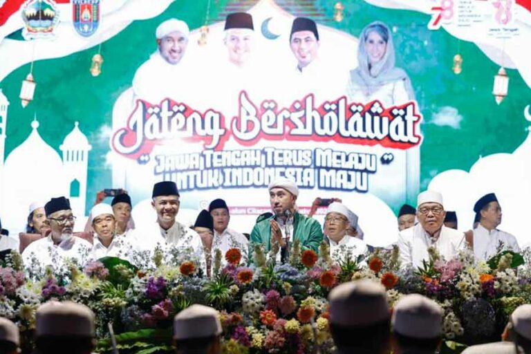 Hadiri Jateng Bersholawat, Ganjar dan Gus Yasin Pamit Mundur