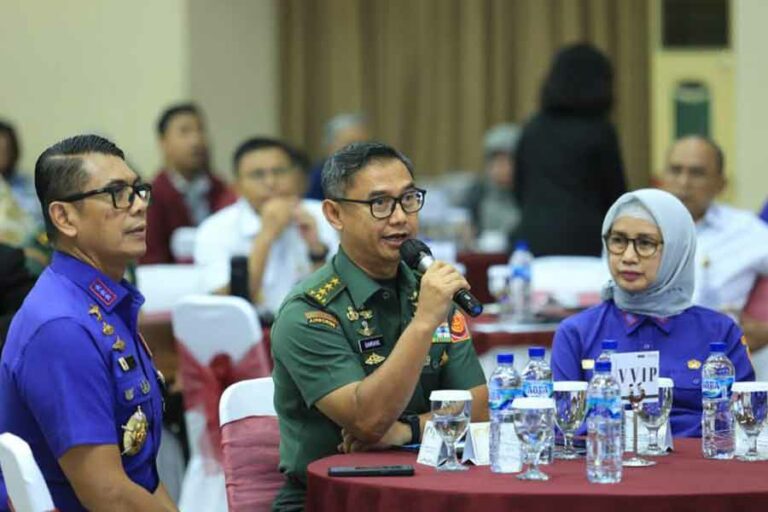 Kasum TNI Ikuti Seminar Geopolitik dan Geostrategis Indonesia Kasum TNI Letjen TNI Bambang Ismawan saat menghadiri seminar geopolitik dan geostrategis Indonesia ke-78