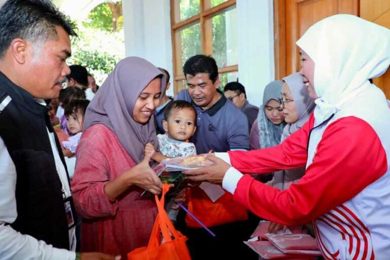 Gubernur Khofifah Bagikan 3 Ribu Bendera dan Sembako dalam Perayaan HUT ke-78 Kemerdekaan RI