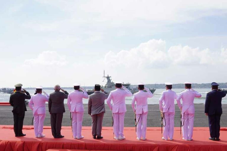 Digunakan untuk Jaga NKRI, Menhan Prabowo Serahkan Dua KRI Baru ke TNI AL