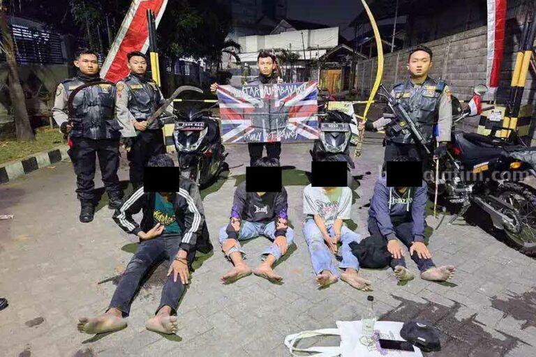 Darurat Gangster Bersenjata di Surabaya, Ada yang Mau Tawuran bawa Samurai Empat remaja anggota All Star yang diamankan oleh polisi (foto: dok beritajatim)