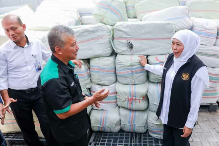 Kemendag RI Berikan Penghargaan IPSKA Terbaik pada Pemprov Jawa Timur Gubernur Jawa Timur Khofifah Indar Parawansa saat melepas ekspor 15 ton rumput laut ke Australia