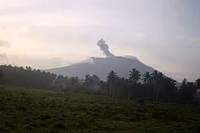 Gunung Ibu Erupsi, PVMBG Minta Warga tidak Beraktivitas dalam Radius 2 Km dari Kawah Visualisasi Gunung Ibu di Maluku Utara saat erupsi (foto: Dok PVMBG)