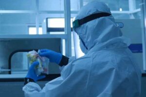 Dinkes DKI Jakarta Tingkatkan Pengawasan dan Himbau Warga Waspadai Virus Nipah Ilustrasi petugas medis (foto: Mufid Majnun, unsplash)