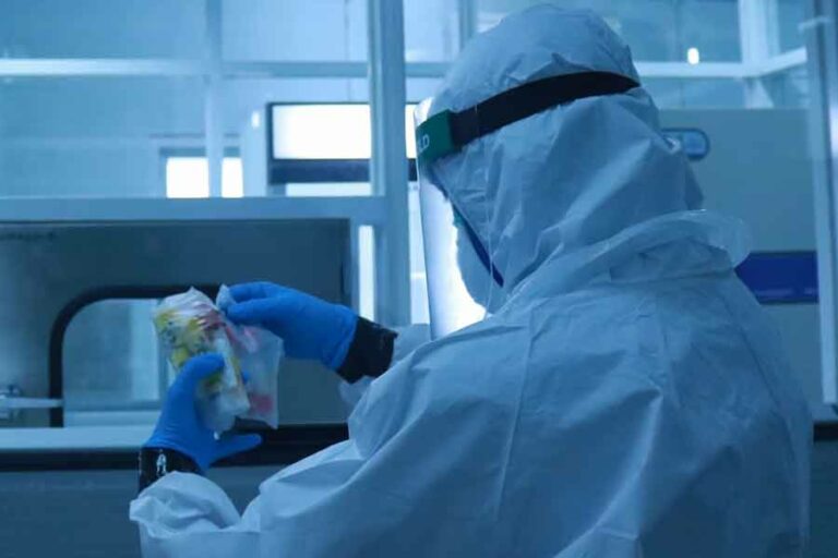 Dinkes DKI Jakarta Tingkatkan Pengawasan dan Himbau Warga Waspadai Virus Nipah Ilustrasi petugas medis (foto: Mufid Majnun, unsplash)