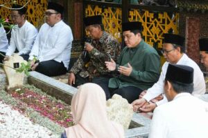 Erick Thohir Kunjungi Ponpes Tebuireng untuk Ziarah dan Mohon Doa Restu Pelaksanaan Piala Dunia Erick Thohir saat berziarah ke makam KH Hasyim Asy’ari di Jombang, Jawa Timur.