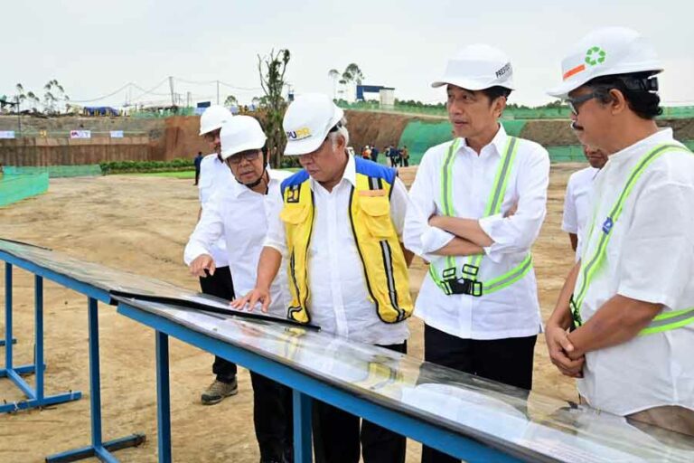 Progres Pembangunan IKN Capai 38 Persen, Presiden Jokowi: Berjalan Sesuai Rencana Presiden Jokowi saat meninjau progres pembangunan Kantor Presiden, Ibu Kota Nusantara (IKN), Kabupaten Penajam Paser Utara, Provinsi Kalimantan Timur (foto: Dok BPMI Setpres)