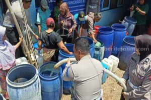 BPBD Ponorogo Lakukan Dropping Air Bersih untuk 1.181 Warga Terdampak Kekeringan Upaya distribusi air bersih di Dusun Sukun, Desa Sidoarjo, Kecamatan Pulung, Ponorogo (foto: dok beritajatim.com)