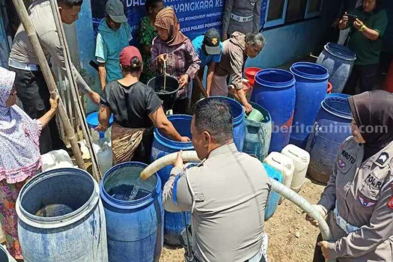 BPBD Ponorogo Lakukan Dropping Air Bersih untuk 1.181 Warga Terdampak Kekeringan Upaya distribusi air bersih di Dusun Sukun, Desa Sidoarjo, Kecamatan Pulung, Ponorogo (foto: dok beritajatim.com)
