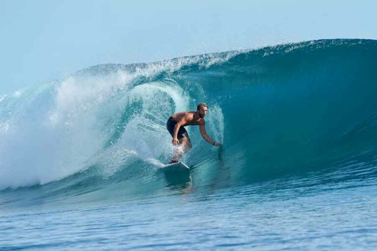 Pantai Katiet, Surga Wisata Surfing di Kepulauan Mentawai Sumatera Barat Ilustrasi peselancar di Kepulauan Mentawai (foto: Keaton Dickinson, unsplash)