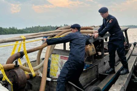 KKP Berhasil Menghentikan Aksi Eksploitasi Pasir Laut tanpa Izin di Pulau Rupat Petugas dari KKP menghentikan tiga unit kapal yang diduga mengeksploitasi pasir laut tanpa izin (foto: Dok KKP)