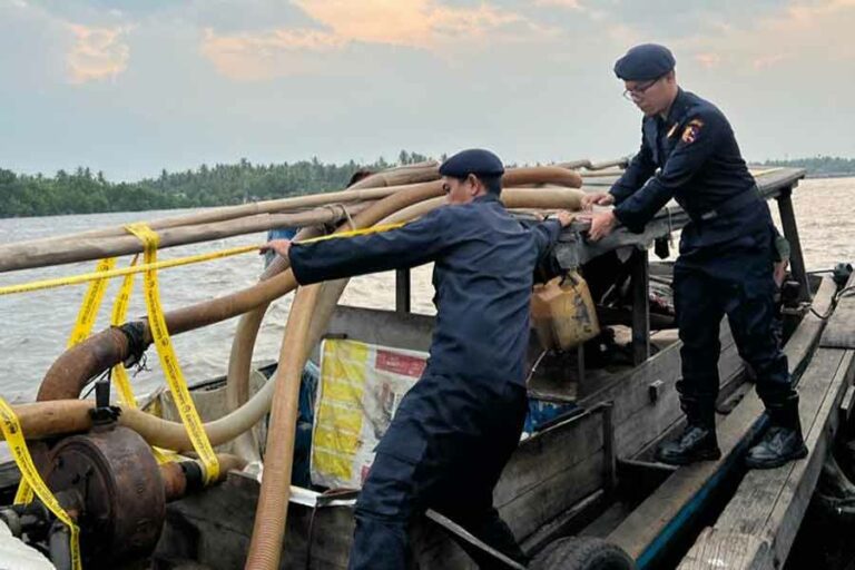 KKP Berhasil Menghentikan Aksi Eksploitasi Pasir Laut tanpa Izin di Pulau Rupat Petugas dari KKP menghentikan tiga unit kapal yang diduga mengeksploitasi pasir laut tanpa izin (foto: Dok KKP)