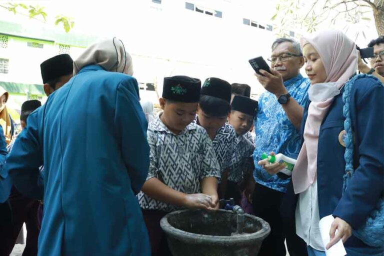 Departemen Patologi Klinik FK Unair Sosialisasikan Pentingnya Cuci Tangan untuk Kesehatan Anak di Jombang