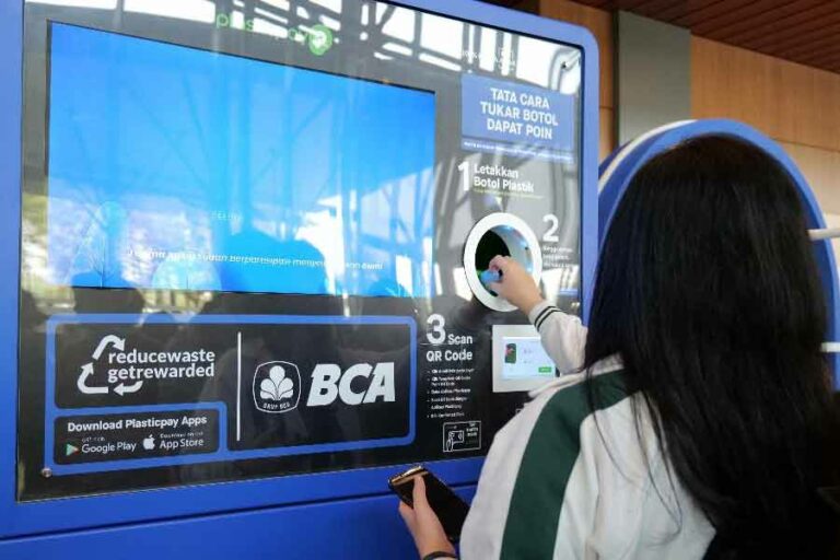 BCA Expo 2023 Kumpulkan Lebih dari 3.500 Sampah Botol Plastik Melalui Mesin Daur Ulang