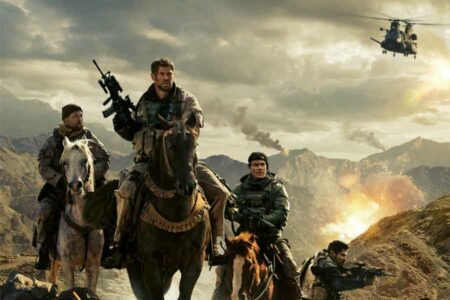 Sinopsis 12 Strong (2018), Kisah Nyata Pasukan AS yang Diterjunkan dalam Misi Khusus ke Afganistan Chris Hemsworth bersama aktor lainnya di 12 Strong (2018)