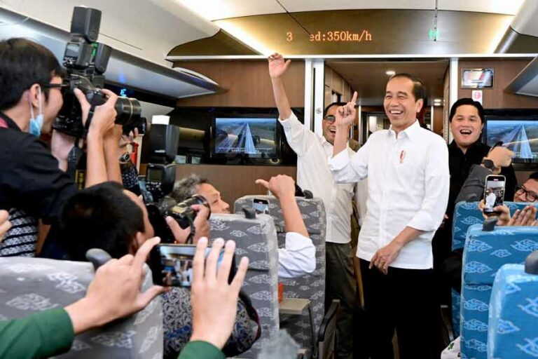 Uji Coba Kereta Cepat Jakarta-Bandung, Presiden Ingatkan Masyarakat untuk Beralih ke Transportasi Umum Presiden Jokowi saat uji coba Kereta Cepat Jakarta-Bandung (KCJB) dari Stasiun Halim menuju Stasiun Padalarang (foto: Dok BPMI Setpres)
