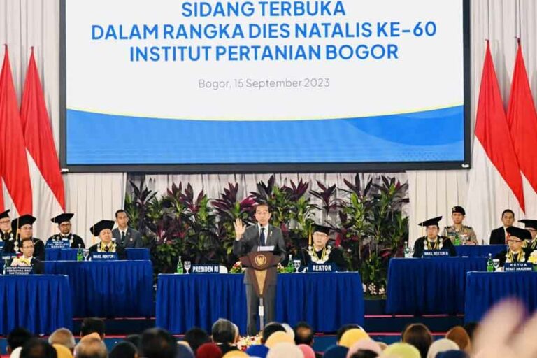 Dies Natalis ke-60 IPB, Presiden Jokowi Ingatkan Penguatan Inovasi untuk Hadapi Krisis Global Presiden Jokowi berpidato di Gedung Grha Widya Wisuda, Kampus IPB Dramaga, Kabupaten Bogor, Provinsi Jawa Barat
