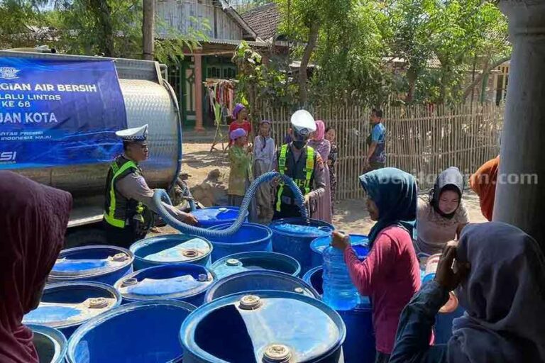 HUT Lalu Lintas Bhayangkara, Anggota Polres Pasuruan Kota Bagikan Air Bersih untuk Warga Antisipasi kebutuhan air bersih, anggota Satlantas Polres Pasuruan Kota menyalurkan air bersih untuk warga di Kecamatan Lekok, Kabupaten Pasuruan (foto: dok beritajatim.com)