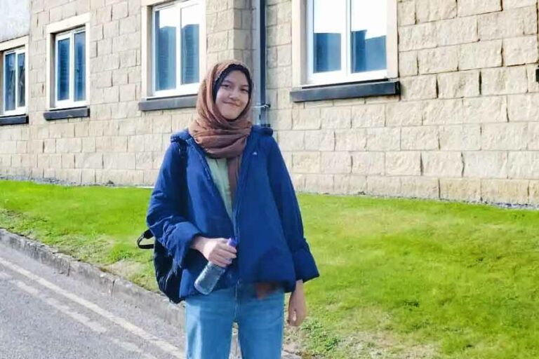 Gabung di Program IISMA, Jasmine Ikuti Studi di Lancaster University Inggris Jasmine Bintangnya Tiandry, mahasiswa Fakultas Vokasi (FV) Universitas Airlangga (UNAIR)