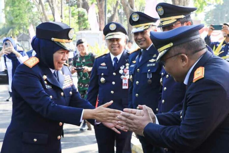 Hari Perhubungan Nasional 2023, Jatim terus Perkuat Pengembangan Transportasi Massal Gubernur Khofifah saat menghadiri upacara Hari Perhubungan Nasional Tahun 2023 di Lapangan Pokeskar Pelabuhan Tanjung Perak Surabaya