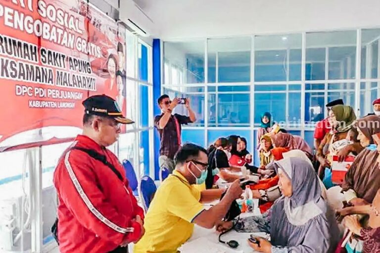 Rumah Sakit Apung Laksamana Malahayati Gelar Layanan Kesehatan Gratis di Lamongan Warga Kecamatan Paciran dan Brondong mengikuti pengobatan gratis RS Apung Laksamana Malahayati