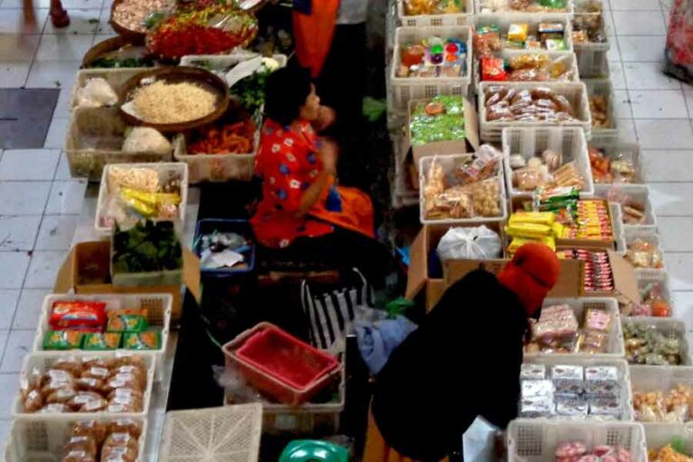Pasar Gading Kota Solo, Kawasan Belanja Tradisional dan Modern dalam Satu Tempat Pedagang menunggu pembeli di Pasar Gading Surakarta (foto: Prabu Panji, unsplash)