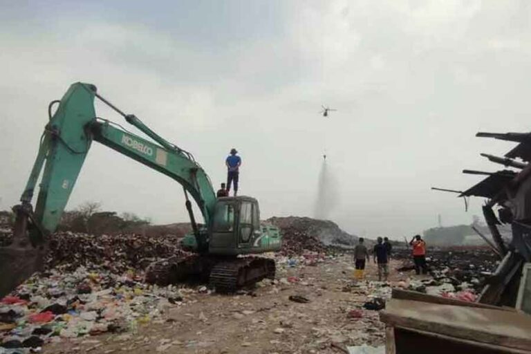 TPA Randegan Mojokerto Padam, Tim Gabungan Tetap Siaga (foto: dok kominfo jatim)