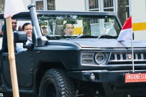 Jokowi Puji Keterampilan Nyetir Prabowo saat Naik Maung Presiden Jokowi bersama Prabowo Subianto saat menggunakan rantis Maung di PT Pindad di Bandung