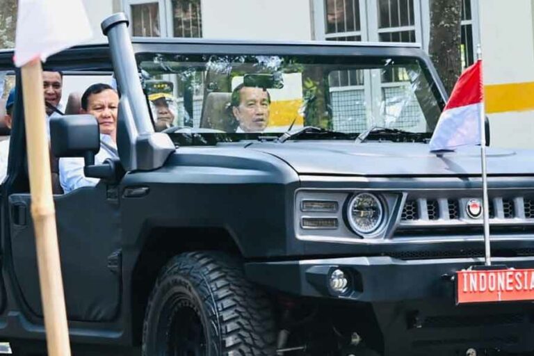 Jokowi Puji Keterampilan Nyetir Prabowo saat Naik Maung Presiden Jokowi bersama Prabowo Subianto saat menggunakan rantis Maung di PT Pindad di Bandung