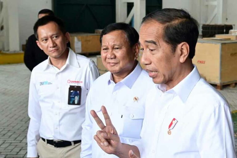 Prabowo Nikmati Momen Perjalanan Kereta Cepat Jakarta-Bandung bersama Jokowi Presiden Jokowi saat memberikan keterangan pada awak media di tengah kunjungannya di PT Pindad di Bandung
