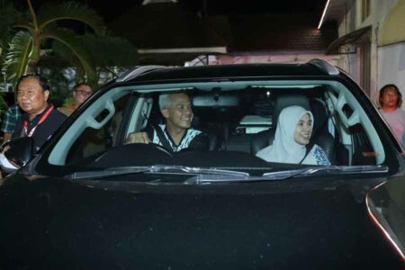 Kemudikan Mobil Sendiri, Ganjar Pranowo Tinggalkan Rumah Dinas