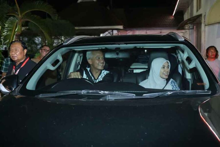 Kemudikan Mobil Sendiri, Ganjar Pranowo Tinggalkan Rumah Dinas