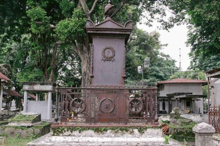 4 Kawasan Bersejarah yang Wajib Dikunjungi Saat Jalan-jalan di Surabaya Makam Peneleh di Surabaya