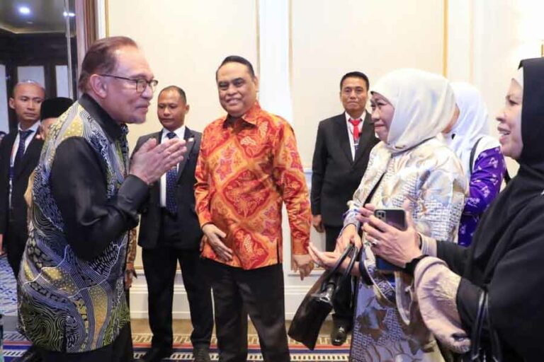 Gubernur Khofifah Bahas Implementasi Islam Washatiyah dalam Pertemuan dengan PM Malaysia Gubernur Khofifah Indar Parawansa saat bertemu Perdana Menteri Malaysia, YAB. Dato' Seri Anwar Ibrahim, di Hotel Four Season Jakarta