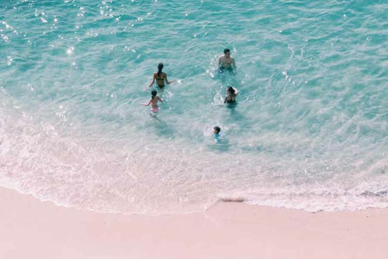 Pantai Pandawa, Permata Tersembunyi di Pesisir Selatan Bali Beberapa wisatawan menikmati Pantai Pandawa di Desa Kutuh, Kecamatan Kuta Selatan, Kabupaten Badung (foto: Nico Wijaya, unsplash)