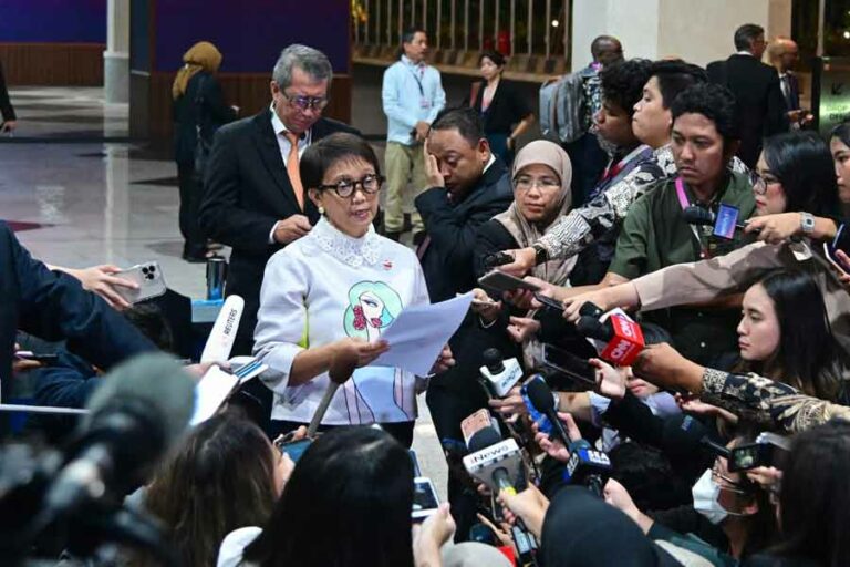 ASEAN dan Kanada Bentuk Kemitraan Strategis dalam KTT, Ini Penjelasan Menlu Retno Menlu Retno Marsudi saat memberikan keterangan di Jakarta Convention Center (JCC), Jakarta (foto: Dok BPMI Setpres)