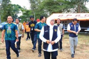 Gubernur Khofifah Pimpin Operasi Water Bombing untuk Pdamkan Karhutla di Gunung Arjuno Gubernur Khofifah Indar Parawansa saat memimpin operasi pemadaman kebakaran hutan dan lahan (karhutla) di wilayah Gunung Arjuno. Langkah ini melibatkan 350 personil gabungan
